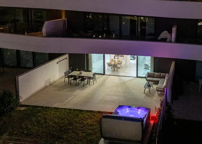 Bajo De Lujo Jardin Y Jacuzzi Lägenhet