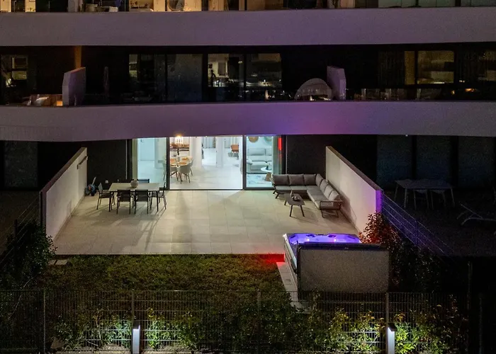 Bajo De Lujo Jardin Y Jacuzzi Lägenhet